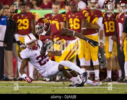 Los Angeles, CA, USA. 15. November 2013. 16. November 2013 Los Angeles, Kalifornien. USC Wide Receiver (15) Nelson Agholor entzieht sich Stanford Verteidiger (25) Alex Carter während des Spiels Pac 12 zwischen den vierten Rang Stanford Cardinals und die USC Trojans an der Los Angeles Memorial Coliseum in Los Angeles, Kalifornien. Die USC Trojans besiegte den Stanford Cardinals 20-17. (Obligatorische Credit: Juan Lainez / MarinMedia / Cal Sport Media) © Csm/Alamy Live-Nachrichten Stockfoto