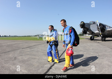 Der Skydive Tandempassagier ist Sorge zu Fuß entfernt, das Flugzeug, wie er Angst zu springen. Stockfoto