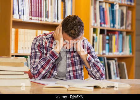 Gut aussehend frustriert Studierender seine Bücher Stockfoto