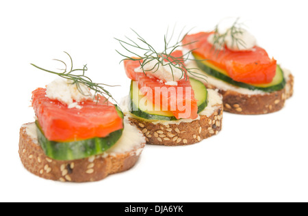 Kanapees mit roter Fisch auf weißem Hintergrund Stockfoto