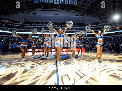 Dallas, TX, USA. 25. November 2013. 25. November 2013: The Dallas Mavericks Tänzer bei einem NBA-Spiel zwischen den Denver Nuggets und die Dallas Mavericks das American Airlines Center in Dallas, TX Denver besiegte Dallas 110-96 Credit: Cal Sport Media/Alamy Live News Stockfoto