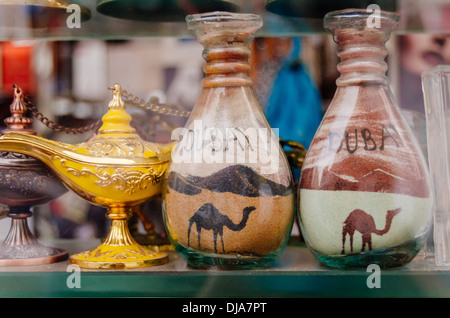 Bunte Aladdin Lampen und in Flaschen Sand zum Verkauf im Souvenir-Shop in Deira. Dubai, Vereinigte Arabische Emirate. Stockfoto