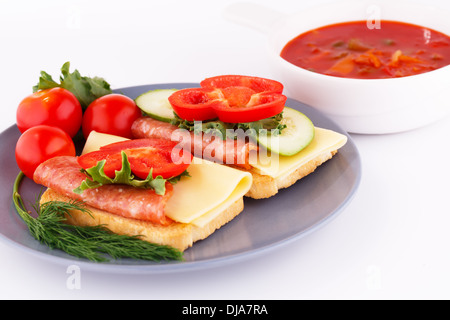 Sandwiches und roter Soße auf grauem Hintergrund isoliert. Stockfoto