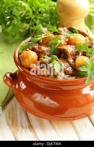 Rindergulasch mit Gemüse und Kräutern in einem Tontopf - Hausmannskost Stockfoto