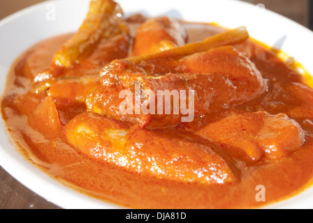 Rippen und Würstchen in Tomatensauce Stockfoto