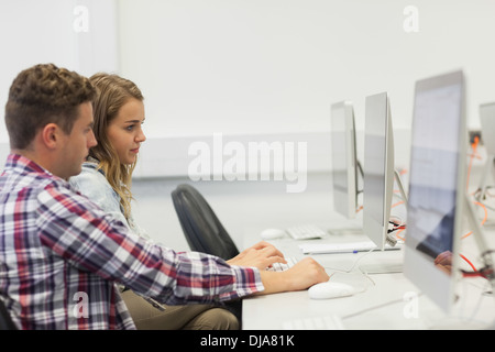Zwei ernsthafte Studenten arbeiten am computer Stockfoto