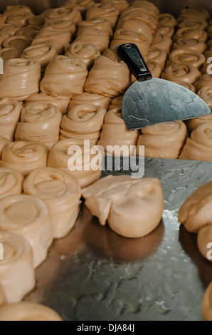 Traditionelle arabische Gebäck vorbereitet in einem Lebensmittel stall in Deira. Dubai, Vereinigte Arabische Emirate. Stockfoto