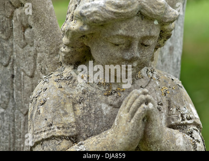 Statue eines betenden Engels in St Mary Chuchyard, Cholsey, Oxfordshire, England, Großbritannien, Vereinigtes Königreich. Stockfoto