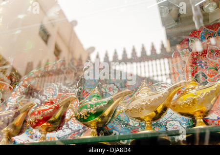 Bunte Aladdin Lampen und zum Verkauf im Souvenir-Shop in Deira. Dubai, Vereinigte Arabische Emirate. Stockfoto