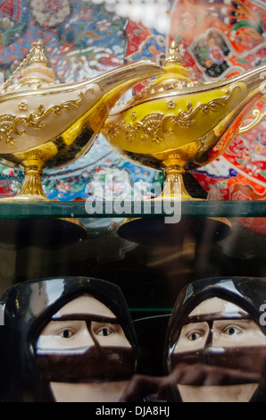 Aladdin Lampen und Tassen mit Frauen in Batulas sind für den Verkauf im Souvenir-Shop in Deira. Dubai, Vereinigte Arabische Emirate. Stockfoto