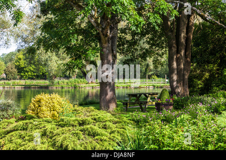 Der ziemlich Landschaftsgarten der Forellenzucht in Cotswold Dorf von Bibury in Coln Valley. Stockfoto