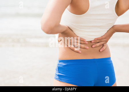 Mittelteil der sportlichen Frau hält sie zurück Stockfoto