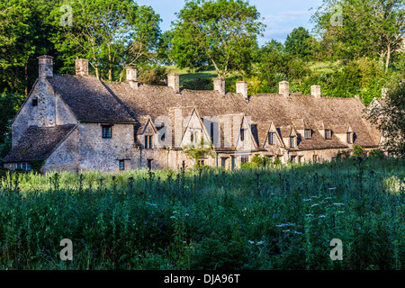 Blick über das Rack Isle Wasser Wiese zu den berühmten Arlington Row Cottages in Cotswold Dorf von Bibury. Stockfoto