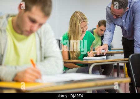 Lehrer mit Schülern in der Klasse Stockfoto