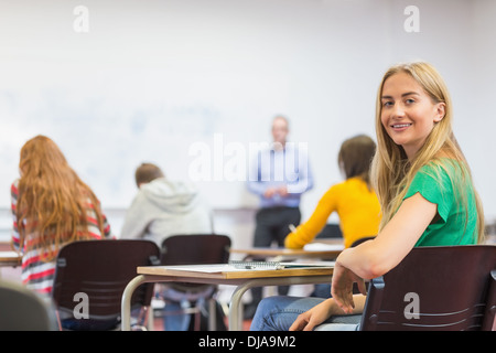 Weibchen mit unscharfen Lehrer Schüler im Klassenzimmer Stockfoto