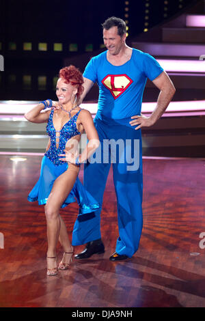 Lars Riedel, Marta Arndt im deutschen Fernsehen RTL show "Let ´s Dance" im Coloneum MMC Studios. Köln, Deutschland - 28.03.2012 Stockfoto