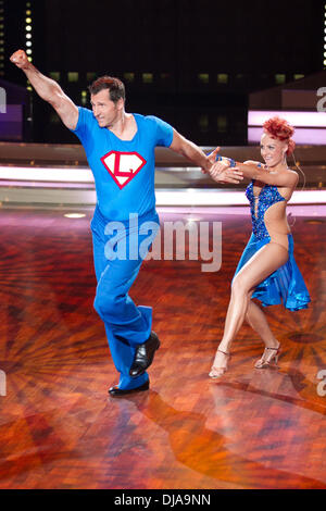 Lars Riedel, Marta Arndt im deutschen Fernsehen RTL show "Let ´s Dance" im Coloneum MMC Studios. Köln, Deutschland - 28.03.2012 Stockfoto