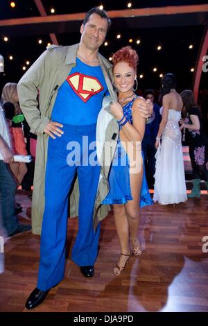 Lars Riedel, Marta Arndt im deutschen Fernsehen RTL show "Let ´s Dance" im Coloneum MMC Studios. Köln, Deutschland - 28.03.2012 Stockfoto