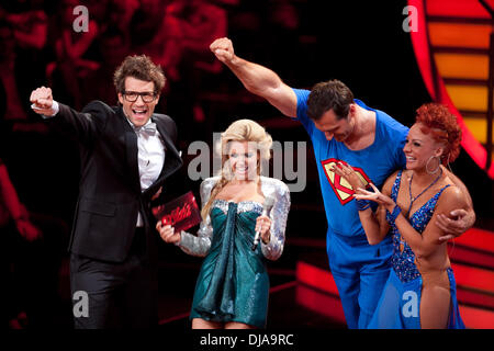 Sylvie van der Vaart und Daniel Hartwich, Lars Riedel, Marta Arndt im deutschen RTL Fernsehen zeigen "Let ´s Dance" im Coloneum MMC Studios. Köln, Deutschland - 28.03.2012 Stockfoto