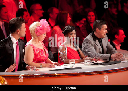 Roman Frieling, Maite Kelly, Motsi Mabuse, Joachim Llambi im deutschen RTL Fernsehen zeigen "Let ´s Dance" im Coloneum MMC Studios. Köln, Deutschland - 28.03.2012 Stockfoto