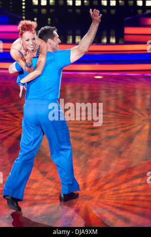 Lars Riedel, Marta Arndt im deutschen Fernsehen RTL show "Let ´s Dance" im Coloneum MMC Studios. Köln, Deutschland - 28.03.2012 Stockfoto