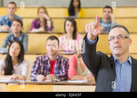 Elegante Lehrer und Studenten am College-Hörsaal Stockfoto