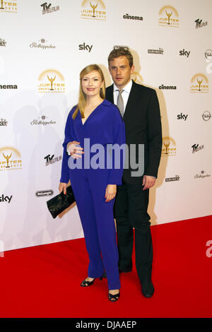 Johanna Christine Gehlen und Sebastian Bezzel beim Jupiter Award 2012 in Moskau - roten Teppich eingetroffen. Berlin, Deutschland - 29.03.2012 Stockfoto