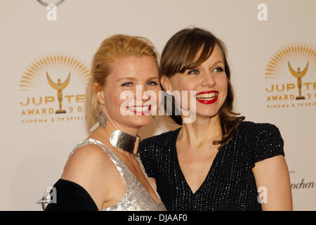 Annette Frier und Nadja Becker beim Jupiter Award 2012 in Moskau - roten Teppich eingetroffen. Berlin, Deutschland - 29.03.2012 Stockfoto