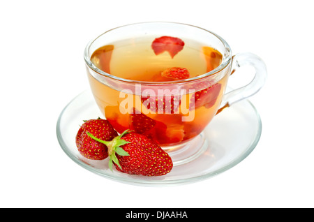 Tee mit Erdbeeren in eine Glasschale isoliert auf weißem Hintergrund Stockfoto