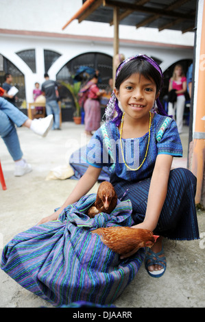 Ein Guatemala indigene Mädchen in traditioneller Kleidung. Stockfoto