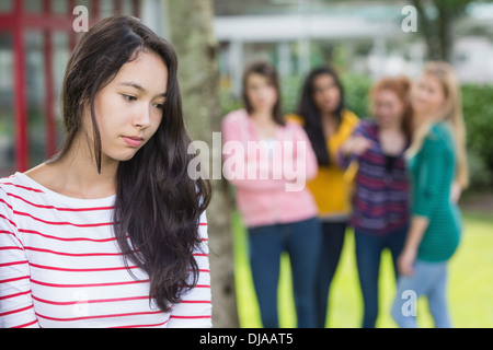 Schüler, die gemobbt von einer Gruppe von Studenten Stockfoto