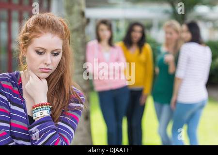 Schüler, die gemobbt von einer Gruppe von Studenten Stockfoto