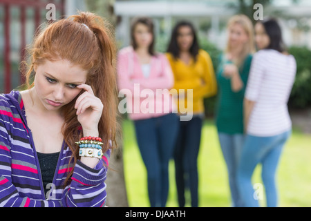 Schüler, die gemobbt von einer Gruppe von Studenten Stockfoto
