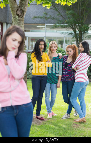 Schüler, die gemobbt von einer Gruppe von Studenten Stockfoto