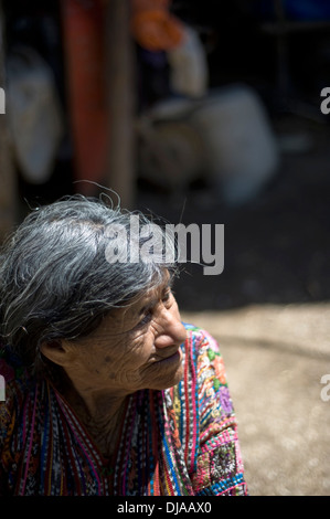 Ein Guatemala indigene Frau zu Hause in Teirra Linada, Solola, Guatemala. Stockfoto