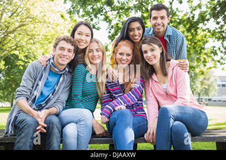 Junge College-Studenten im park Stockfoto