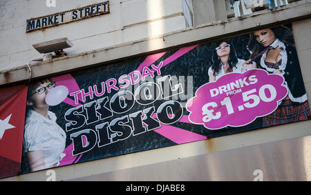 Blackpool, Lancashire, 25. November 2013. Der Rat erwägt ein Verbot von Alkoholwerbung vor Kneipen, weg - Lizenzen und Geschäfte, um Alkohol der Stadt - in Verbindung stehende Gesundheit Probleme anzugehen. Zudem wird die umstrittenen Pläne bis spät in die Nacht Trinken im Zentrum der Stadt zu verbieten, um zu helfen, die Belastung der Überdehnt Ressourcen erleichtern. Die vorgeschlagene Einführung eines frühen Morgens Beschränkung Bestellung (EMRO), die Pubs und Clubs Schnäpse, das Verbot würde nach 3 Uhr, Chief Constable Steve Finningan sagte, daß die Bewegung seiner Kraft helfen würde. Stockfoto