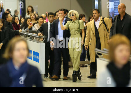 Narita, Chiba Präfektur, Japan. 26. November 2013. Sängerin Lady Gaga kommt am internationalen Flughafen Narita in der Präfektur Chiba, Japan am 26. November 2013. Bildnachweis: AFLO/Alamy Live-Nachrichten Stockfoto