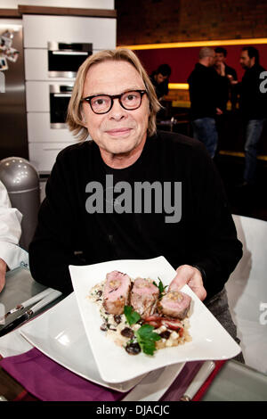 Volker Lechtenbrink im deutschen ZDF TV Kochshow "Lafer! Lichter! Lecker! "im Studio Stahltwiete. Hamburg, Deutschland - 02.04.2012 Stockfoto