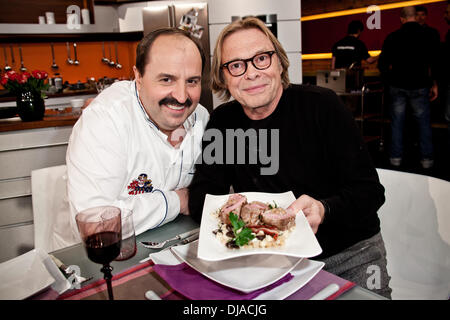 Johann Lafer und Volker Lechtenbrink im deutschen ZDF TV Kochshow "Lafer! Lichter! Lecker! "im Studio Stahltwiete. Hamburg, Deutschland - 02.04.2012 Stockfoto