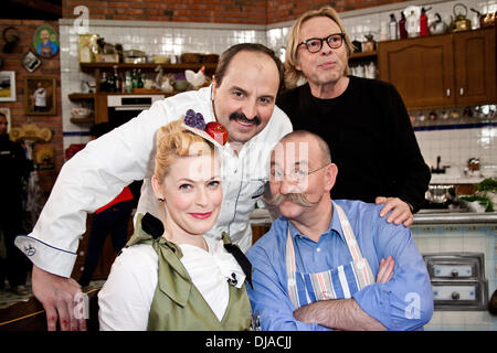 Enie van de Meiklokjes, Johann Lafer, Horst Lichter und Volker Lechtenbrink im deutschen ZDF TV Kochshow "Lafer! Lichter! Lecker! "im Studio Stahltwiete. Hamburg, Deutschland - 02.04.2012 Stockfoto