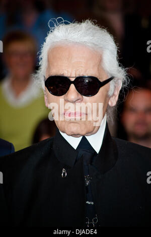 Karl Lagerfeld bei der Aufzeichnung der ZDF ARD-Talkshow "Markus Lanz" im Stahlwiete. Hamburg, Deutschland - 12.04.2012 Stockfoto