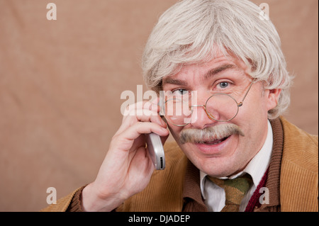 Fröhlich, grauen Haaren Greis telefonieren mit einem Handy. Stockfoto