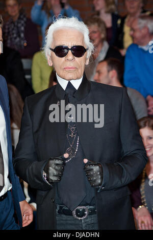 Karl Lagerfeld bei der Aufzeichnung der ZDF ARD-Talkshow "Markus Lanz" im Stahlwiete. Hamburg, Deutschland - 12.04.2012 Stockfoto