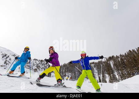 Mädchen zusammen Skifahren auf verschneiten Hang Stockfoto