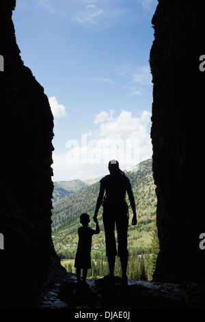 Kaukasische Mutter und Sohn, die Höhle zu erkunden Stockfoto