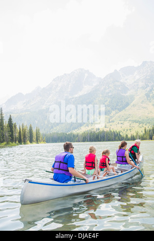 Kaukasische Familie im Kanu auf See Stockfoto