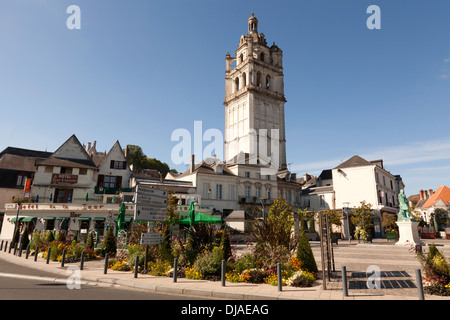 Der Marktplatz und der Kirchturm in die königliche Stadt Loches im Tal Loire, Frankreich Stockfoto