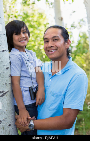 Vater Holding Sohn im freien Stockfoto