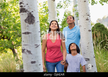 Familie zusammen im Freien spazieren Stockfoto